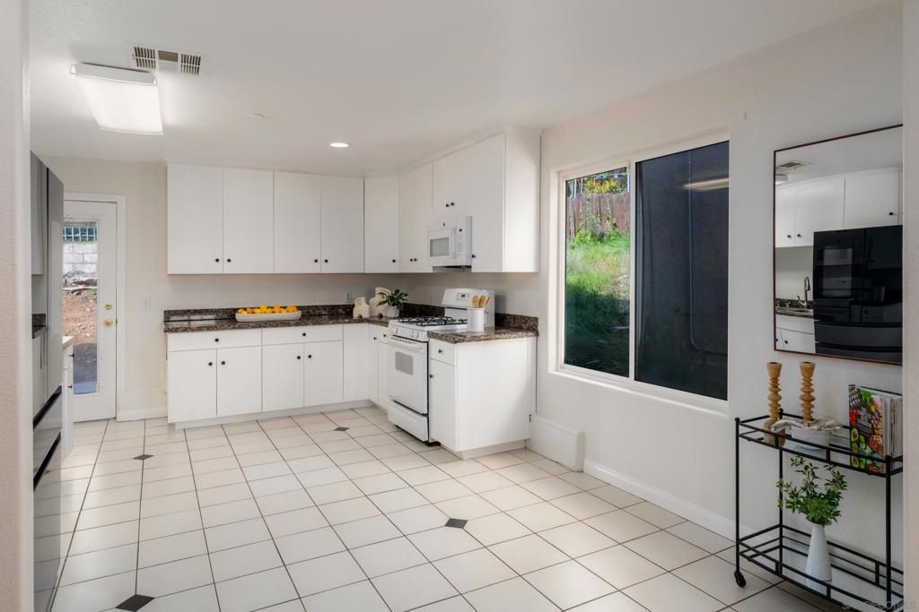 Image 15 of property listing at 1626 La Presa Ave, Spring Valley, CA 91977