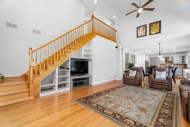 25909 N Arrowhead Drive, Mundelein, IL 60060