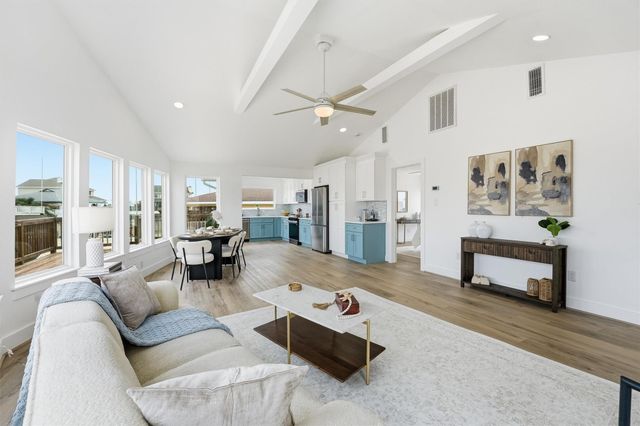 1326 Hawaii Drive, Tiki Island, TX 77554