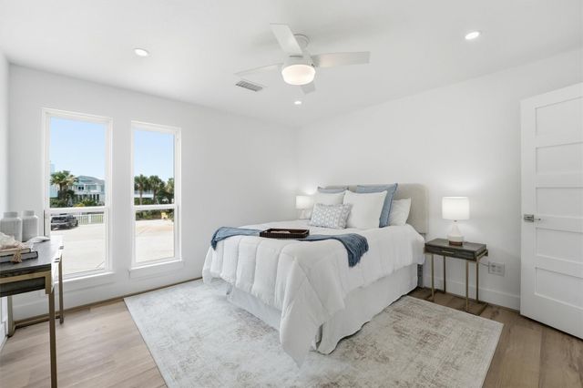 1326 Hawaii Drive, Tiki Island, TX 77554
