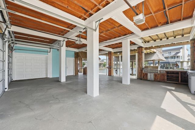 1326 Hawaii Drive, Tiki Island, TX 77554