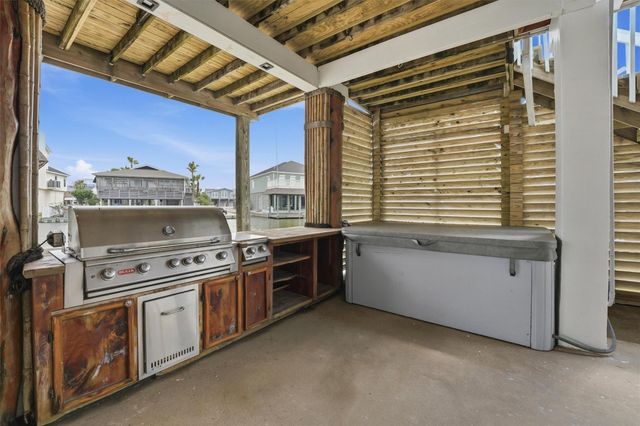 1326 Hawaii Drive, Tiki Island, TX 77554