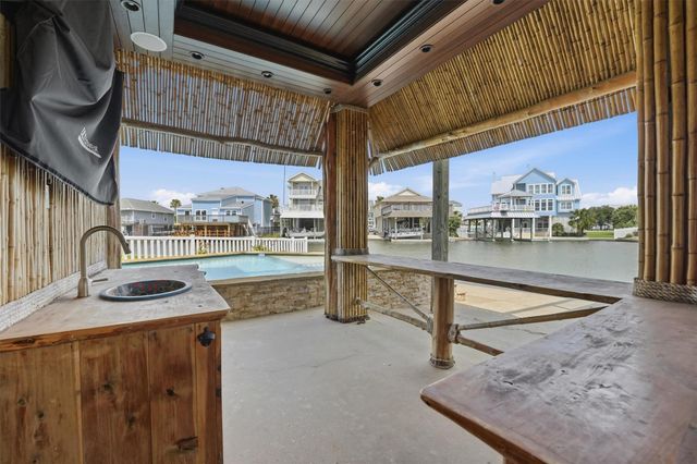 1326 Hawaii Drive, Tiki Island, TX 77554