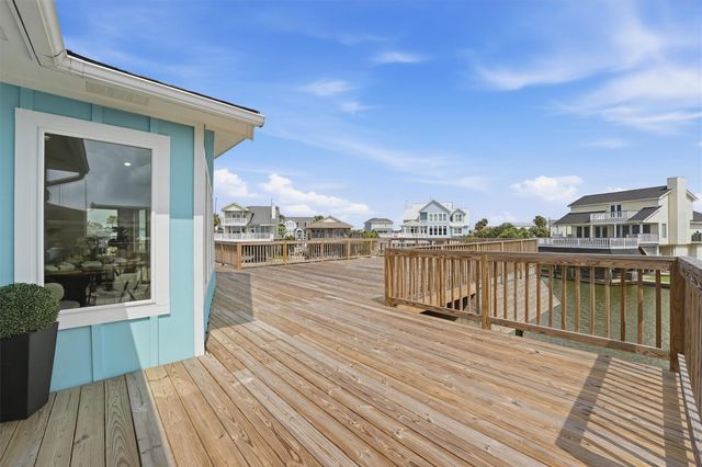 1326 Hawaii Drive, Tiki Island, TX 77554