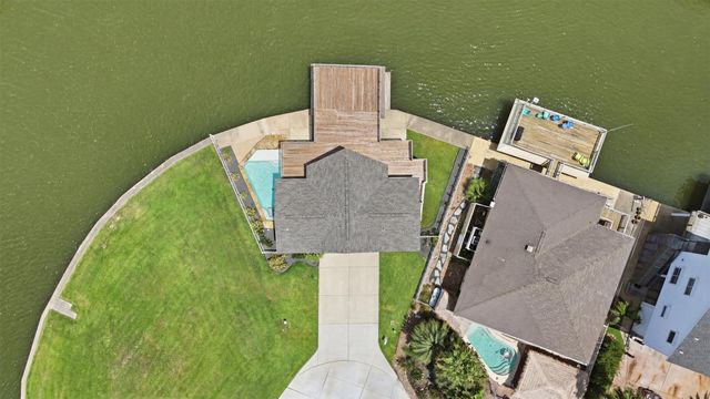 1326 Hawaii Drive, Tiki Island, TX 77554
