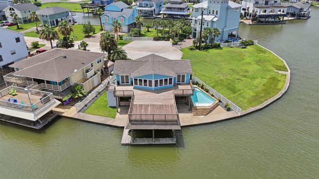 1326 Hawaii Drive, Tiki Island, TX 77554