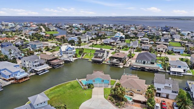 1326 Hawaii Drive, Tiki Island, TX 77554