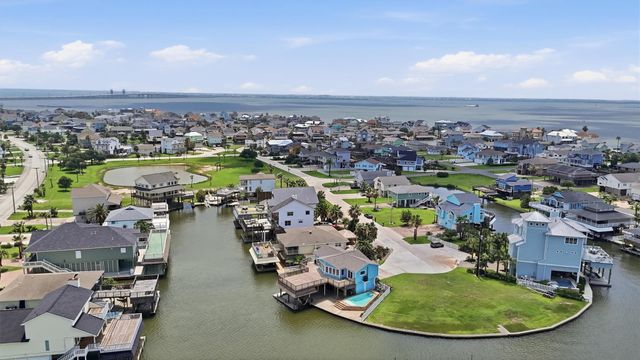 1326 Hawaii Drive, Tiki Island, TX 77554