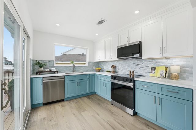 1326 Hawaii Drive, Tiki Island, TX 77554