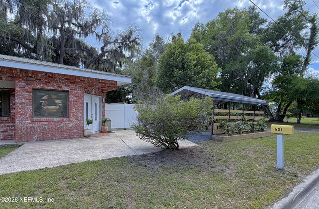 601 VERNON Avenue, Crescent City, FL 32112