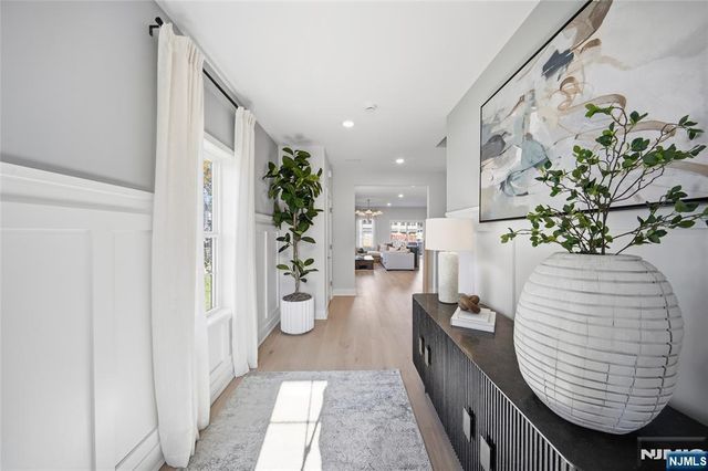 14 Melbourne Drive, Oakland, NJ 07436