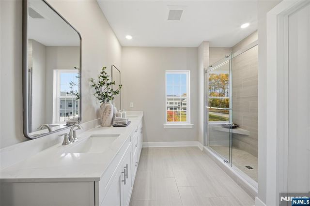 14 Melbourne Drive, Oakland, NJ 07436