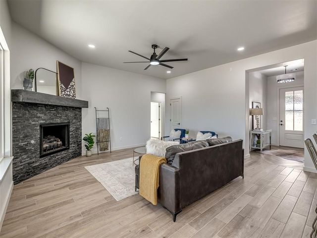 10948 Sandstone Ridge Way, Guthrie, OK 73044