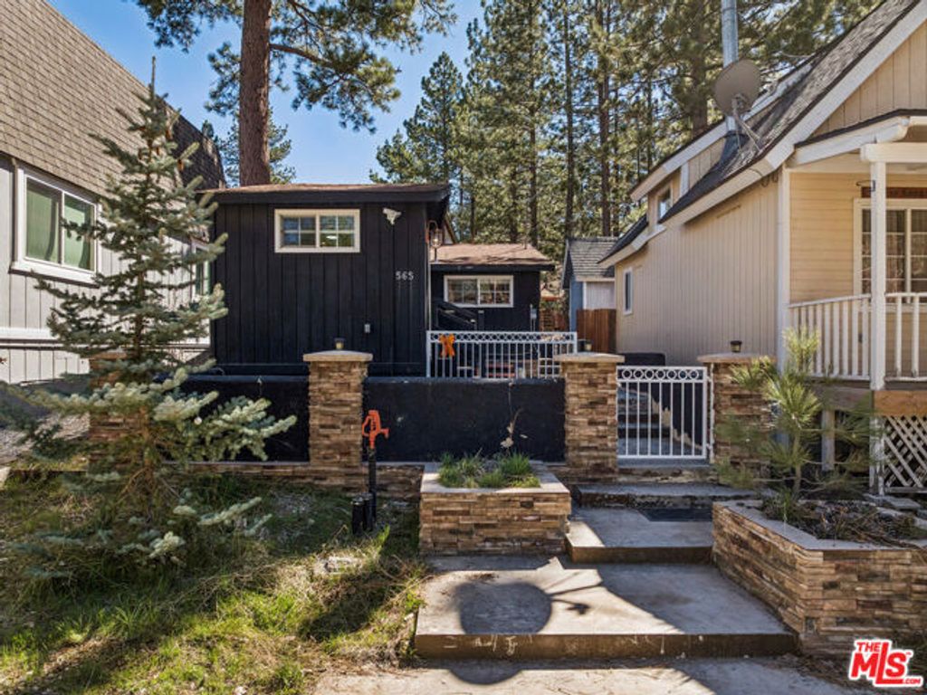 565 Lakewood Lane, Big Bear City, CA 92315