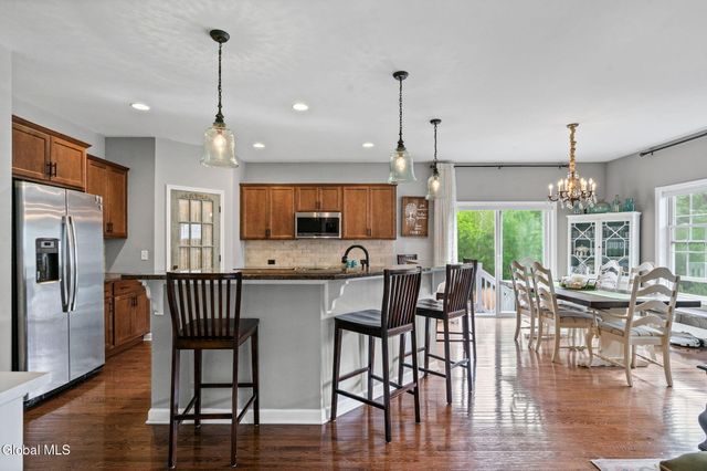 5 Rosemore Place, Halfmoon, NY 12118
