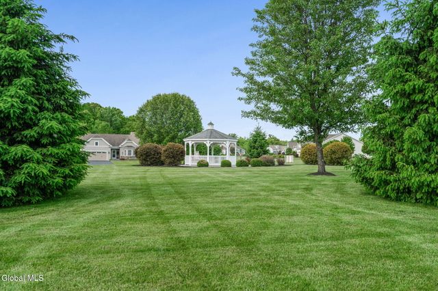 5 Rosemore Place, Halfmoon, NY 12118