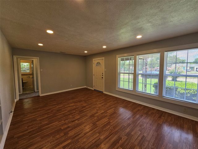 2023 E Illinois Avenue, Dallas, TX 75216