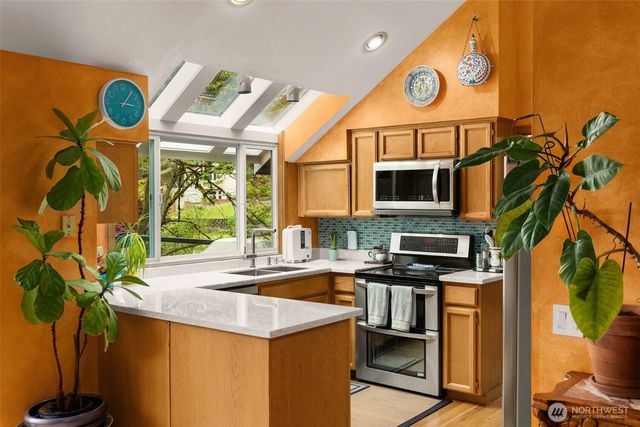 9602 NE 35th Place, Clyde Hill, WA 98004