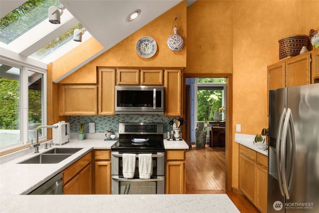 9602 NE 35th Place, Clyde Hill, WA 98004