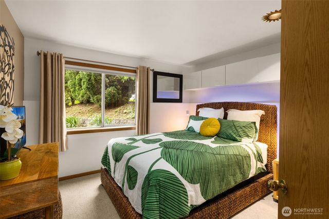 9602 NE 35th Place, Clyde Hill, WA 98004