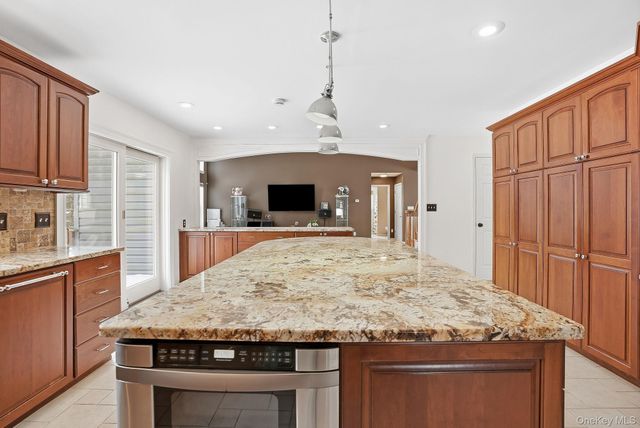 1010 Pine View, New Windsor, NY 12553