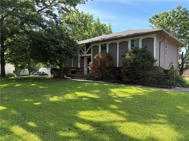 1404 NW Sandalwood Court, Blue Springs, MO 64015
