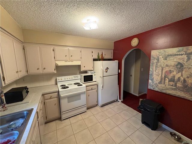 1404 NW Sandalwood Court, Blue Springs, MO 64015