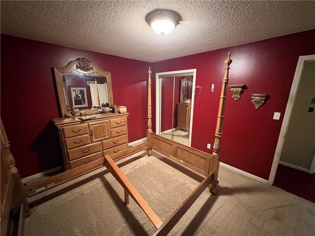 1404 NW Sandalwood Court, Blue Springs, MO 64015