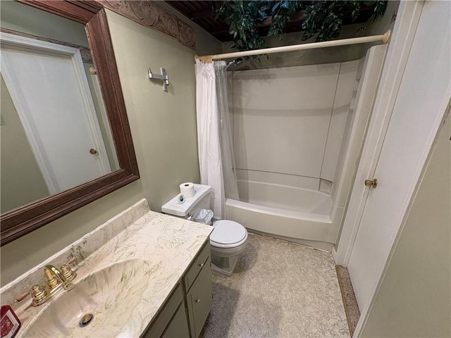 1404 NW Sandalwood Court, Blue Springs, MO 64015