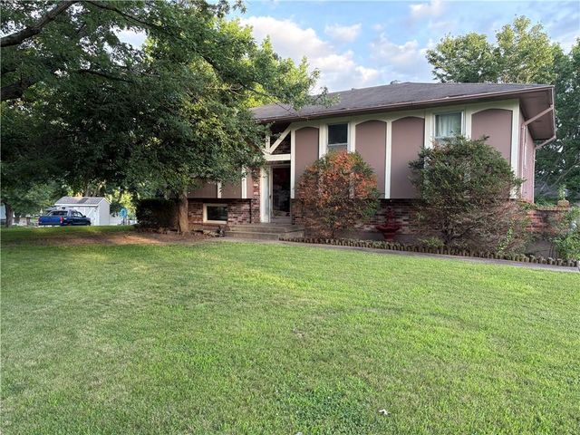 1404 NW Sandalwood Court, Blue Springs, MO 64015
