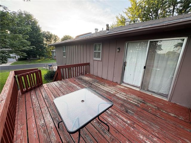 1404 NW Sandalwood Court, Blue Springs, MO 64015