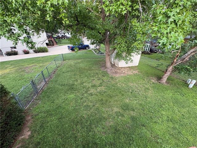 1404 NW Sandalwood Court, Blue Springs, MO 64015