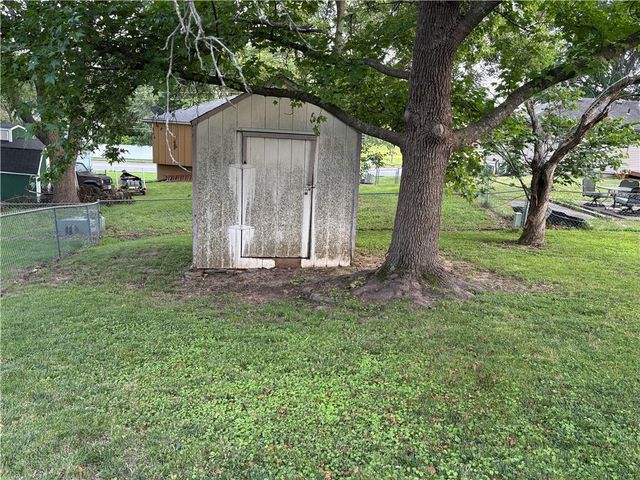 1404 NW Sandalwood Court, Blue Springs, MO 64015