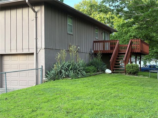 1404 NW Sandalwood Court, Blue Springs, MO 64015
