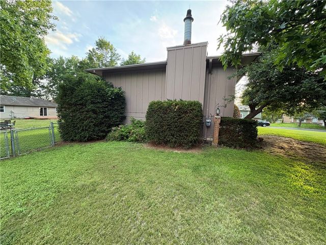 1404 NW Sandalwood Court, Blue Springs, MO 64015