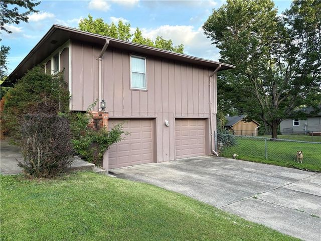 1404 NW Sandalwood Court, Blue Springs, MO 64015