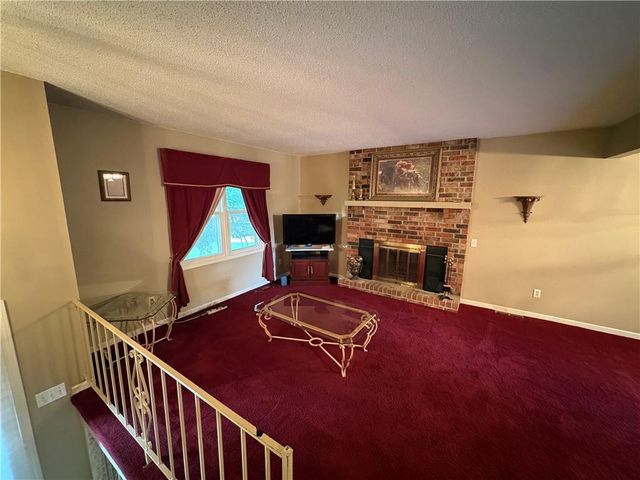 1404 NW Sandalwood Court, Blue Springs, MO 64015