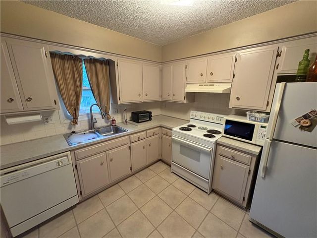 1404 NW Sandalwood Court, Blue Springs, MO 64015