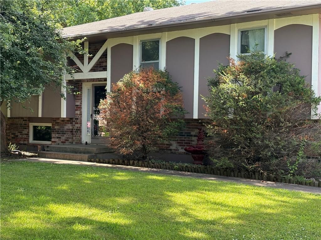 1404 NW Sandalwood Court, Blue Springs, MO 64015