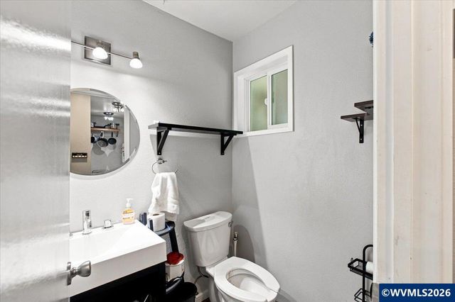 4620 Lower Dr, Lake Oswego, OR 97035