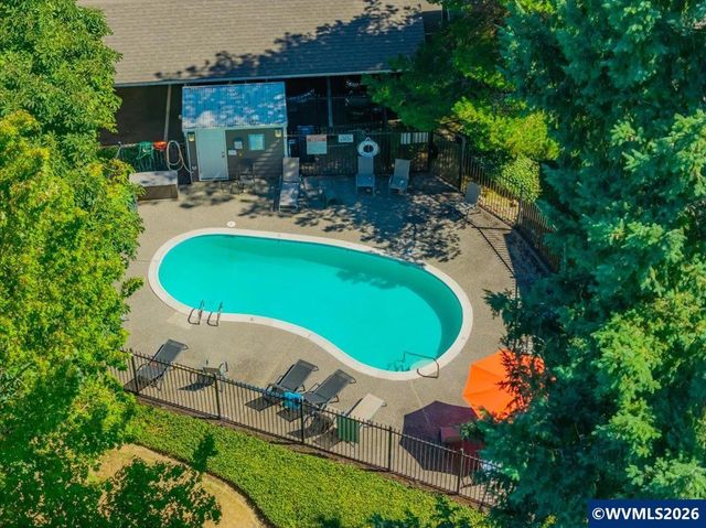 4620 Lower Dr, Lake Oswego, OR 97035