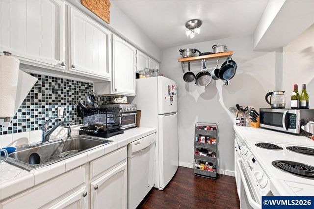 4620 Lower Dr, Lake Oswego, OR 97035