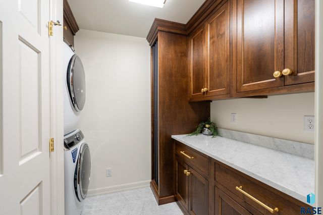 2015 S Pendar Ln Lane, Sioux Falls, SD 57105