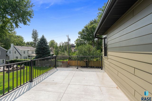 2015 S Pendar Ln Lane, Sioux Falls, SD 57105