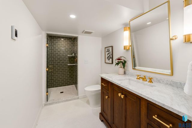 2015 S Pendar Ln Lane, Sioux Falls, SD 57105