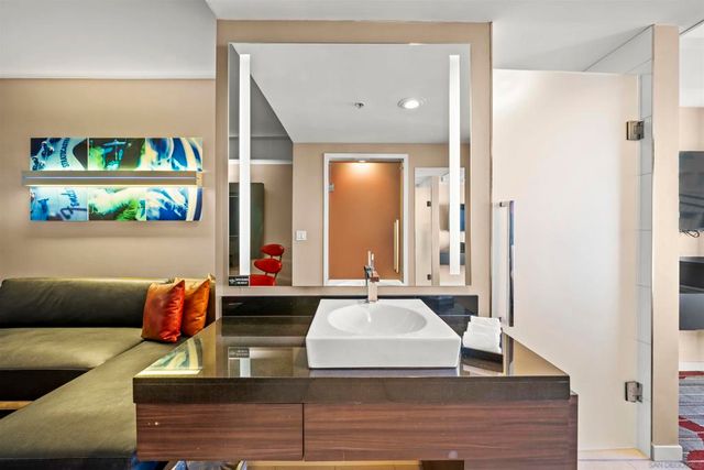 207 5th 950, San Diego, CA 92101