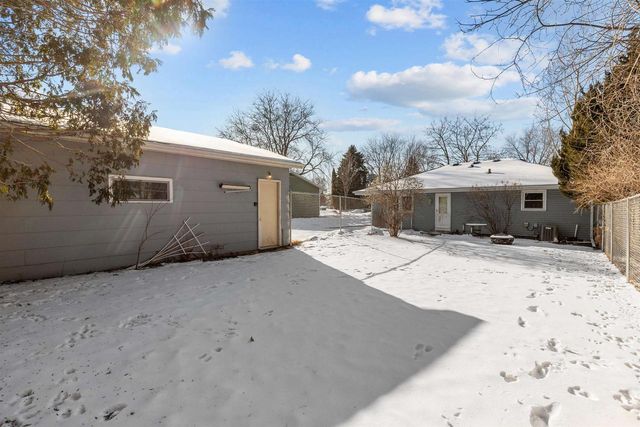 1674 THORNTON DRIVE, Oshkosh, WI 54904