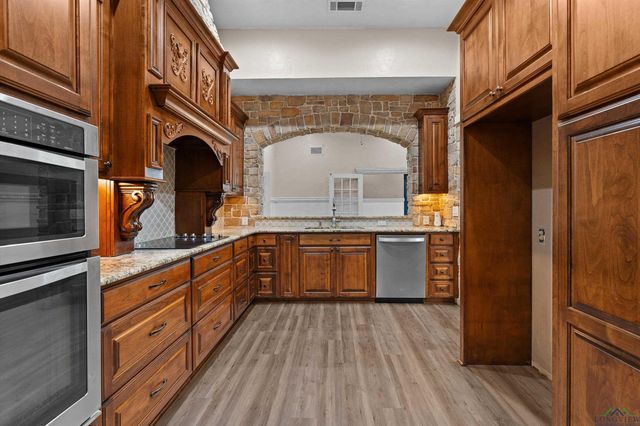 605 E Broadway, Jefferson, TX 75657