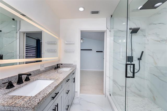 8724 NW 149th Ter, Miami Lakes, FL 33018