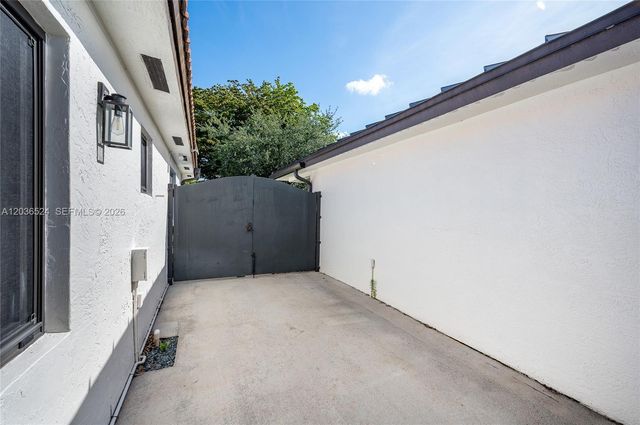 8724 NW 149th Ter, Miami Lakes, FL 33018